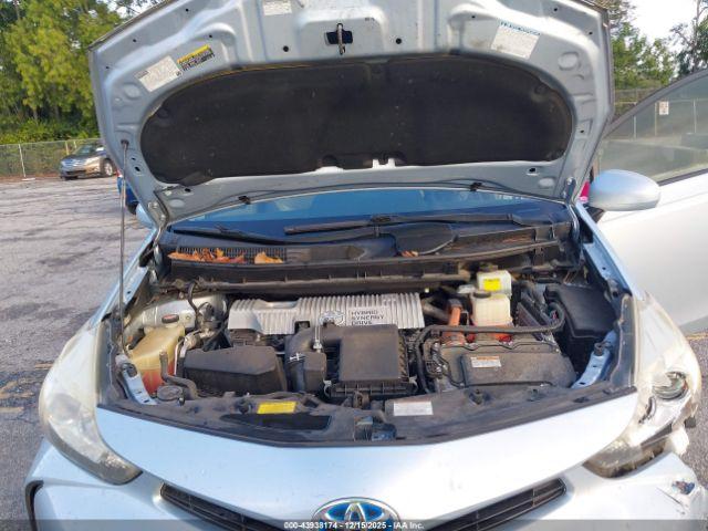 Toyota Prius v Four Image 9