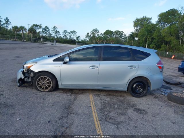 Toyota Prius v Four Image 10