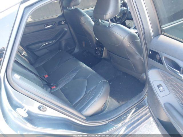 Toyota Avalon Limited Hybrid Image 5