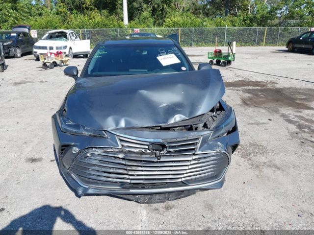 Toyota Avalon Limited Hybrid Image 16