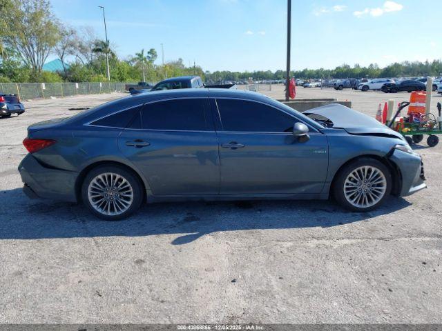 Toyota Avalon Limited Hybrid Image 8