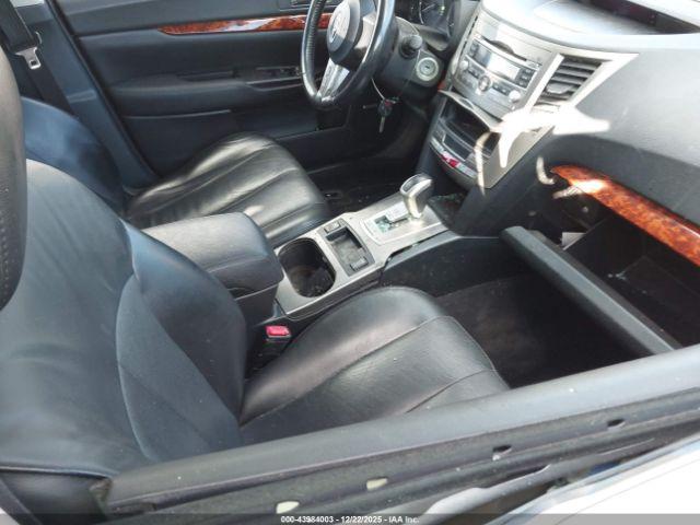 Subaru Outback 2.5i Limited Image 3