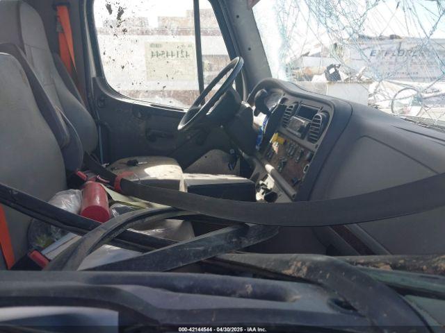 Freightliner M2 106 Image 6