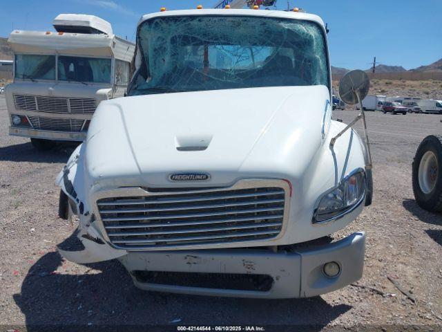 Freightliner M2 106 Image 17