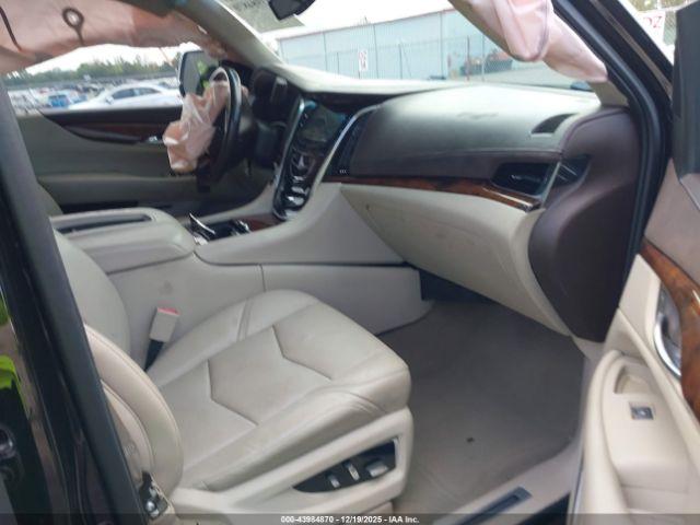 Cadillac Escalade Standard Image 8