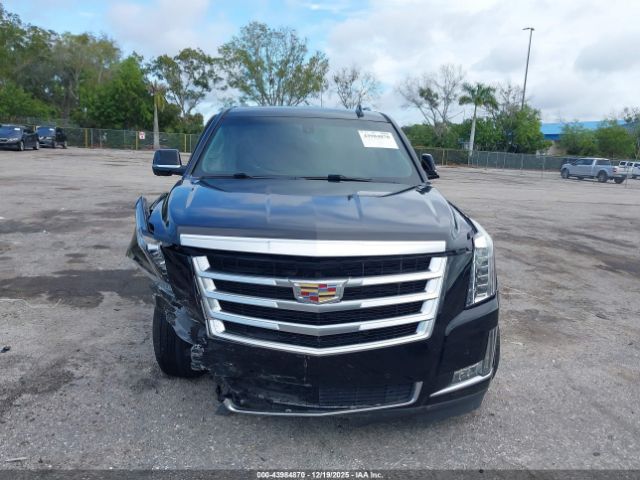 Cadillac Escalade Standard Image 13