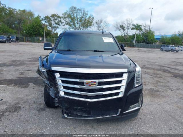 Cadillac Escalade Standard Image 13