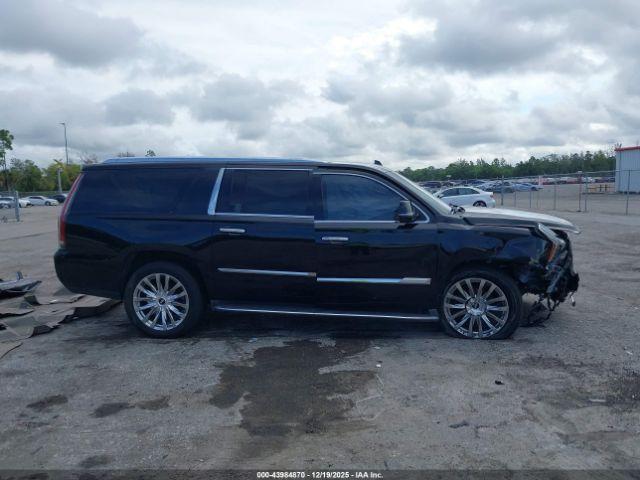 Cadillac Escalade Standard Image 10