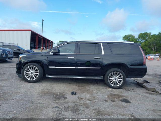 Cadillac Escalade Standard Image 11