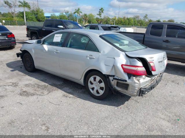 Toyota Camry Le Image 5