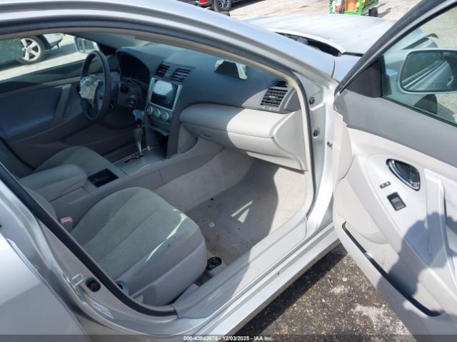 Toyota Camry Le Image 10