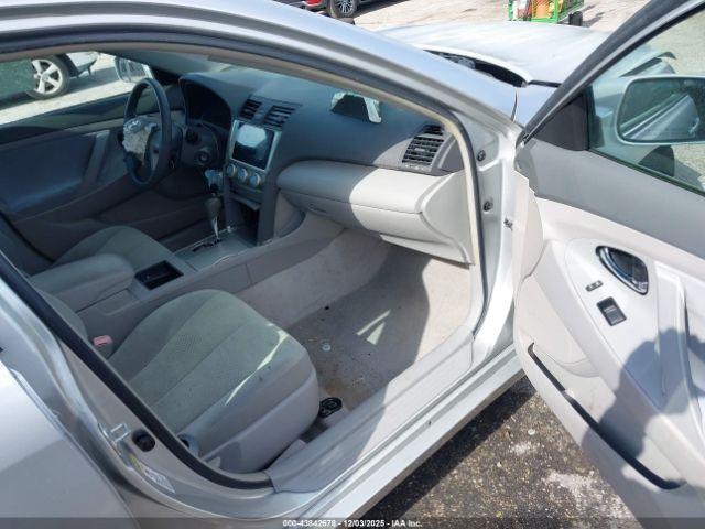 Toyota Camry Le Image 10