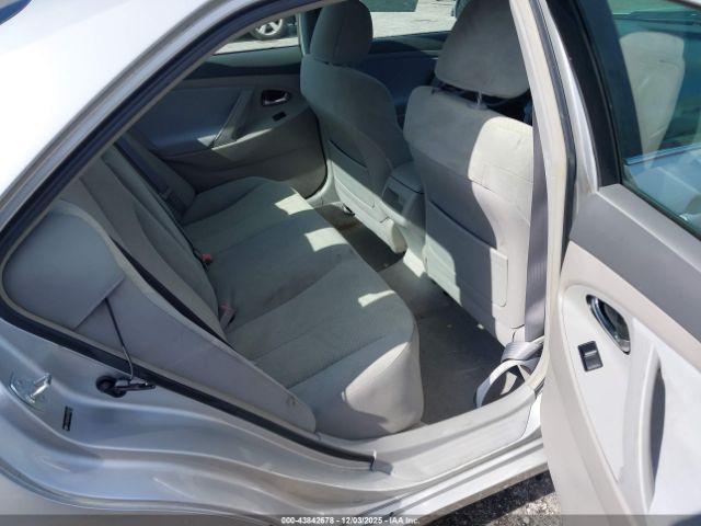 Toyota Camry Le Image 14