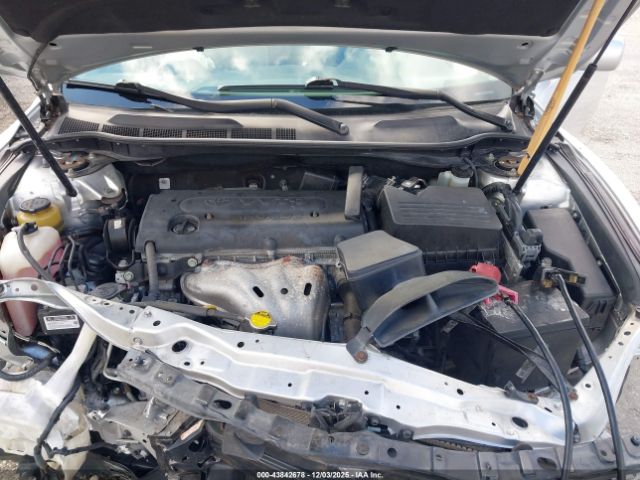 Toyota Camry Le Image 9