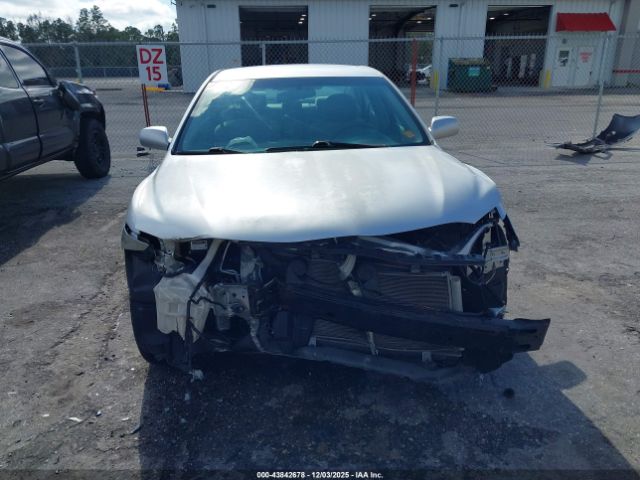 Toyota Camry Le Image 16