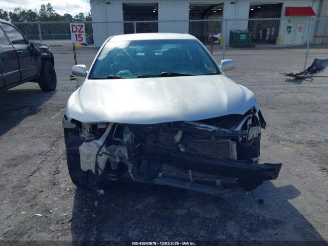 Toyota Camry Le Image 16