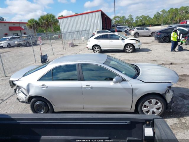 Toyota Camry Le Image 11