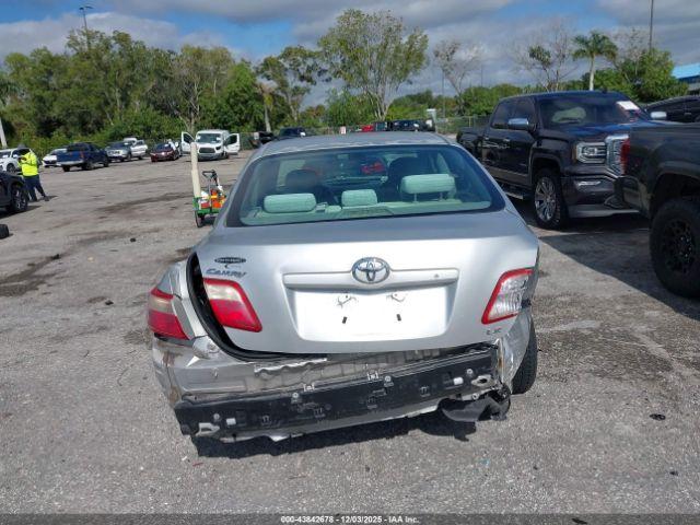 Toyota Camry Le Image 12