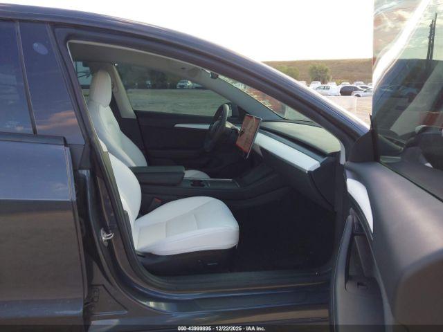 Tesla Model 3 Standard Range Plus Rear-wheel Drive Image 2